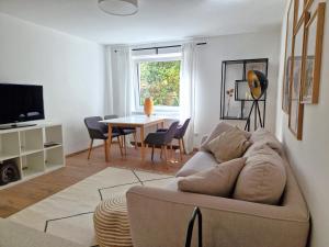 - un salon avec un canapé et une table dans l'établissement Magnolia: Moderne, voll möblierte Wohnung, à Bietigheim-Bissingen