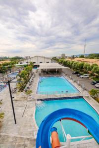 - une vue sur la piscine d'un complexe dans l'établissement DiRoma Fiori Hotel - BVTUR, à Caldas Novas