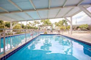 - une piscine dans un complexe avec toboggan dans l'établissement DiRoma Fiori Hotel - BVTUR, à Caldas Novas