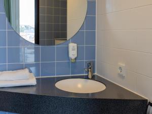 Un baño de B&B Hotel Fulda-City