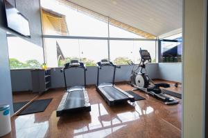 - une salle de sport avec 3 tapis de course et 2 vélos d'exercice dans l'établissement DiRoma Fiori Hotel - BVTUR, à Caldas Novas