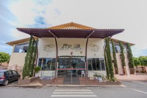 un magasin devant un bâtiment avec une entrée dans l'établissement DiRoma Fiori Hotel - BVTUR, à Caldas Novas