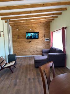 A television and/or entertainment centre at Cabañas Vista Volcanes II