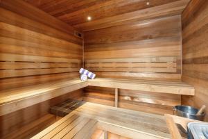 eine Sauna mit einer Bank in einem Holzzimmer in der Unterkunft All Seasons Resort Hotel Bendigo in Bendigo