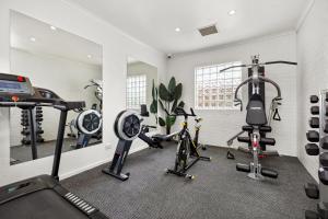 einen Fitnessraum mit mehreren Trainingsgeräten in einem Raum in der Unterkunft All Seasons Resort Hotel Bendigo in Bendigo