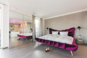 A bed or beds in a room at Luxusapartment"Dolce Vita"