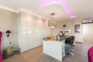 A kitchen or kitchenette at Luxusapartment"Dolce Vita"