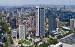 una vista aerea di una città con edifici alti di Jinling Hotel a Nanjing