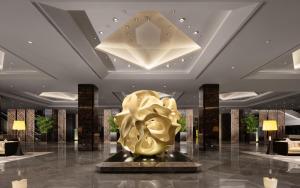 una scultura d'oro nella hall con soffitto di Jinling Hotel a Nanjing