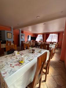 une salle à manger avec une grande table et des chaises dans l'établissement Hotel San Juan, à Coquimbo