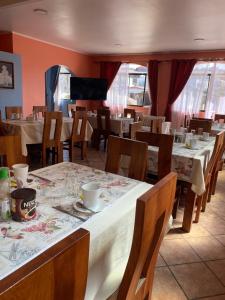 une salle à manger avec des tables et des chaises dans un restaurant dans l'établissement Hotel San Juan, à Coquimbo