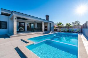 una piscina frente a una casa en Villa Lorena Dalmacija, en Nin