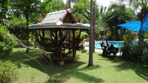 un cenador en un patio junto a una piscina en Riverside, en Ban Cho Lae