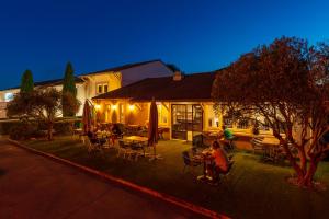 Un jardín fuera de Noemys Valence Nord - hotel restaurant