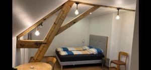 Una cama o camas en una habitación de Studio cosy au centre de Couvet