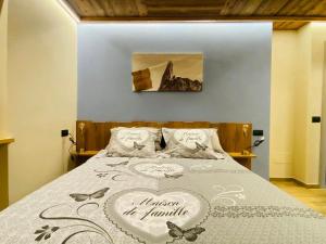 una camera da letto con un cartello sopra di Bed and Breakfast Soffio di Vento a Pont-Saint-Martin