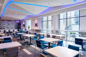 Restaurant o un lloc per menjar a Holiday Inn Express Manchester City Centre Arena by IHG