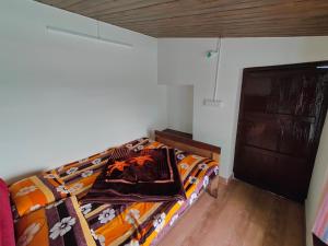 Кровать или кровати в номере Yaal Homestay