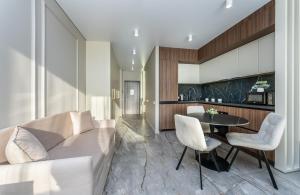 sala de estar con sofá y mesa en FlatRent Olympic Park, генератор в будинку, метро поруч!, en Kiev