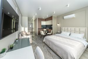 1 dormitorio con 1 cama y sala de estar en FlatRent Olympic Park, генератор в будинку, метро поруч!, en Kiev