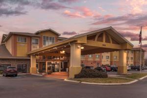 un bâtiment d'hôtel avec un parking en face de celui-ci dans l'établissement Comfort Suites Boise West Meridian, à Meridian