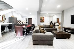 Super lux maisonette, 10 minutes from city center休息區