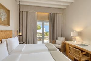 מיטה או מיטות בחדר ב-Santa Marina, A Luxury Collection Resort, Mykonos