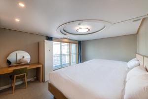 Tempat tidur dalam kamar di Sokcho Good Morning Hotel and Resort