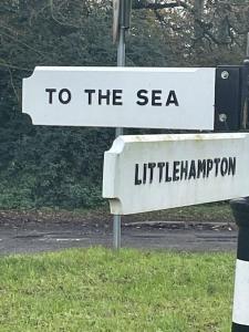 un letrero de la calle que dice al mar y a Levanthampton en The Studio in Climping, en Climping