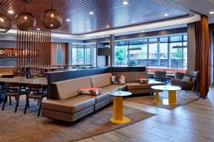 グランビルにあるSpringHill Suites by Marriott Grand Rapids Westのロビー(ソファ、テーブル付)、