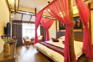 Giường trong phòng chung tại Millennium Boutique Hotel