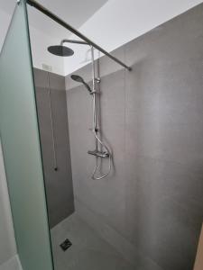 un bagno con doccia e porta in vetro di CityHotel Cristina Vicenza a Vicenza