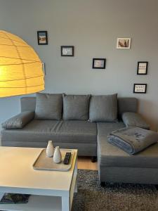 un soggiorno con divano e tavolo di Apartment L19 One Bamberg - Parkplatz, Nespresso a Bamberga