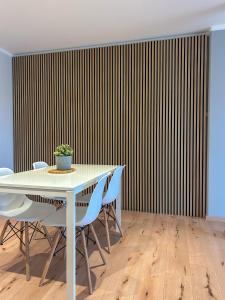 una sala da pranzo con tavolo e sedie bianchi di Apartment L19 One Bamberg - Parkplatz, Nespresso a Bamberga