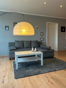 un soggiorno con divano e tavolino da caffè di Apartment L19 One Bamberg - Parkplatz, Nespresso a Bamberga