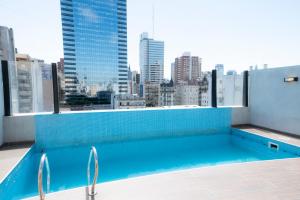 ブエノスアイレスにあるImpecable! Centro de BsAs, Moderno y confortable con amenities y pileta 3 persの屋根のスイミングプール