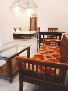 Habitación con sillas, mesa y sofá en Vedic Villa,Varanasi, en Varanasi