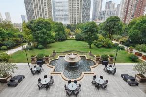 una vista aérea de un parque con mesas y una fuente en The Westin Wuhan Wuchang, en Wuhan