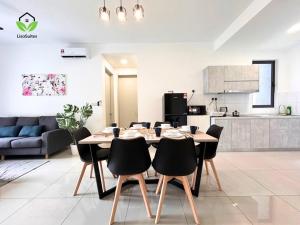 comedor con mesa y sillas en la cocina en IOI City Mall Modern Home PICC, en Putrajaya