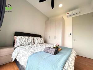 Un dormitorio con una cama con flores. en IOI City Mall Modern Home PICC, en Putrajaya