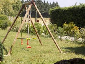 Zona de juegos para niños en Les Gîtes de Genas