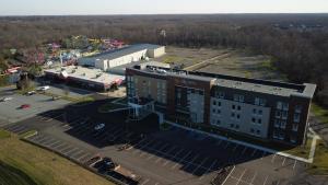 劳雷尔山La Quinta Inn & Suites by Wyndham Mount Laurel Moorestown的享有大楼空中景色,设有停车场