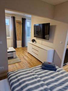 una camera con letto e TV a parete di Katrins-Wohntraum a Rendsburg