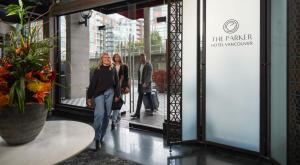 grupa ludzi przechodząca przez okno sklepu w obiekcie The Parker Hotel Vancouver w mieście Vancouver