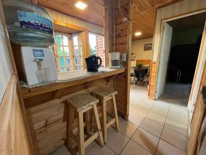 eine Küche in einem Blockhaus mit einem großen Wassertank in der Unterkunft Cabaña Terra Calma in Vistalba