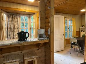 eine Küche und ein Esszimmer in einem Blockhaus in der Unterkunft Cabaña Terra Calma in Vistalba