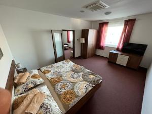 ein Hotelzimmer mit 2 Betten mit Tellern darauf in der Unterkunft Ubytovanie pod Bielymi Karpatmi in Nové Mesto nad Váhom