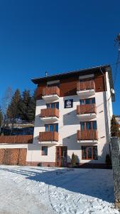 un edificio con balcones en la nieve en Lion, en Bukovel