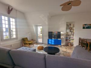 Sjónvarps- og/eða afþreyingartæki á Appartement lumineux avec terrasse à 7min de Paris