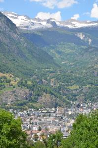 una ciudad en un valle con montañas nevadas en Grosse, schöne Wohnung im Grünen, en Brig